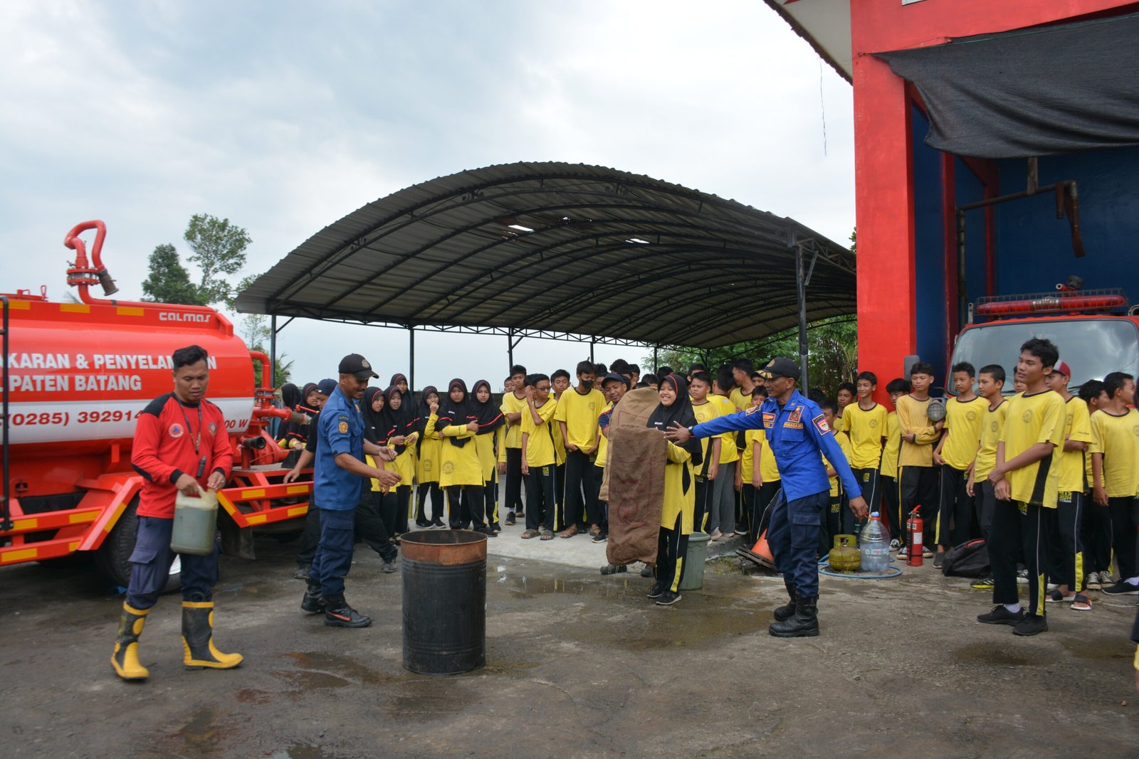 Outing Class MTs Muhammadiyah Kelas IX: Belajar Tanggap Darurat Bersama Damkar Kabupaten Batang