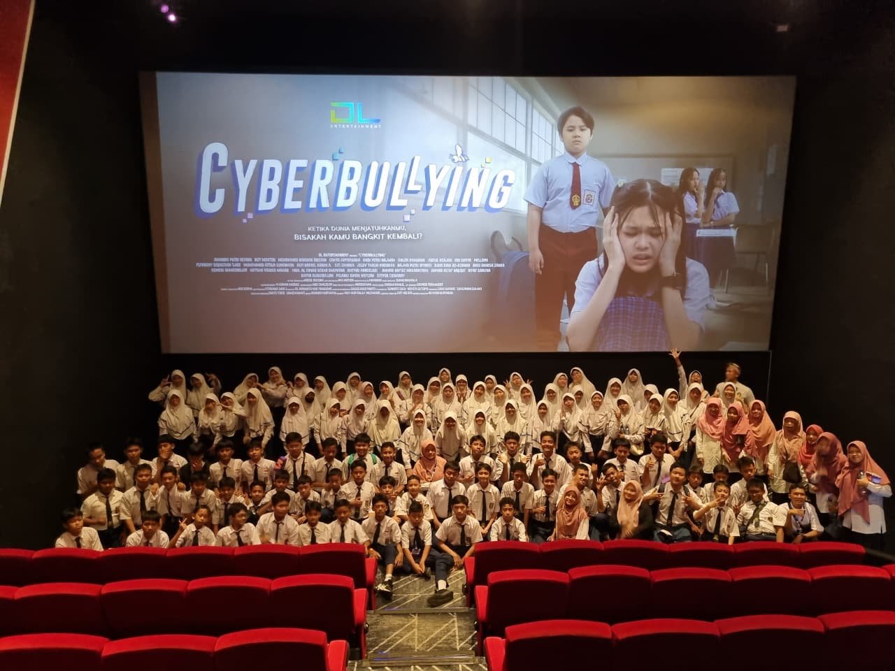 Semangat Hari Kartini: MTs Muhammadiyah Batang Lawan Cyberbullying Lewat Layar Lebar!