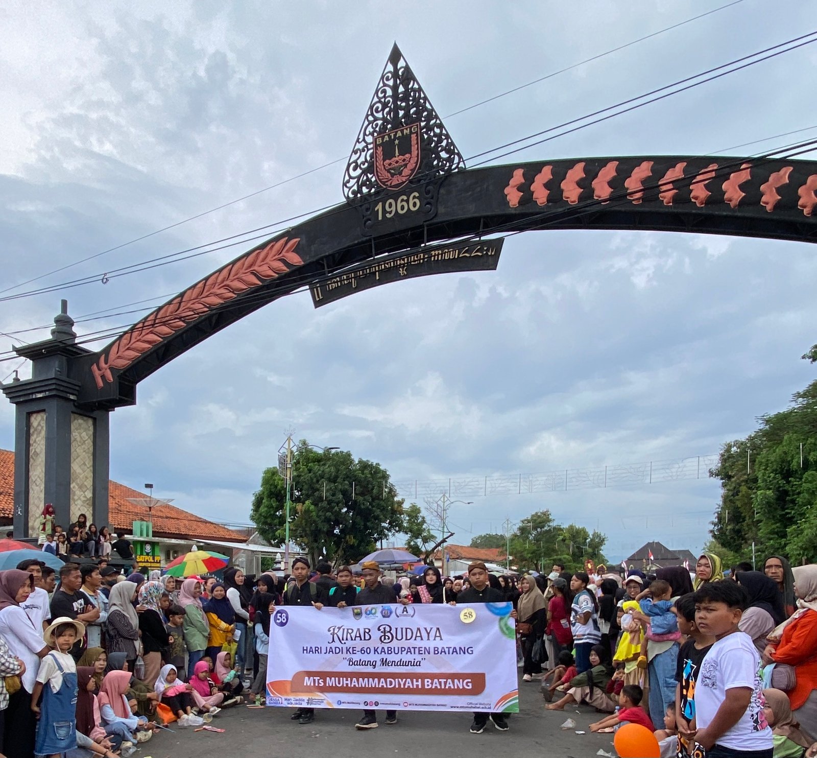 Usung Tema “Batang Mendunia”, MTs Muhammadiyah Batang Pukau Penonton di Kirab Budaya HUT ke-60 Kab Batang
