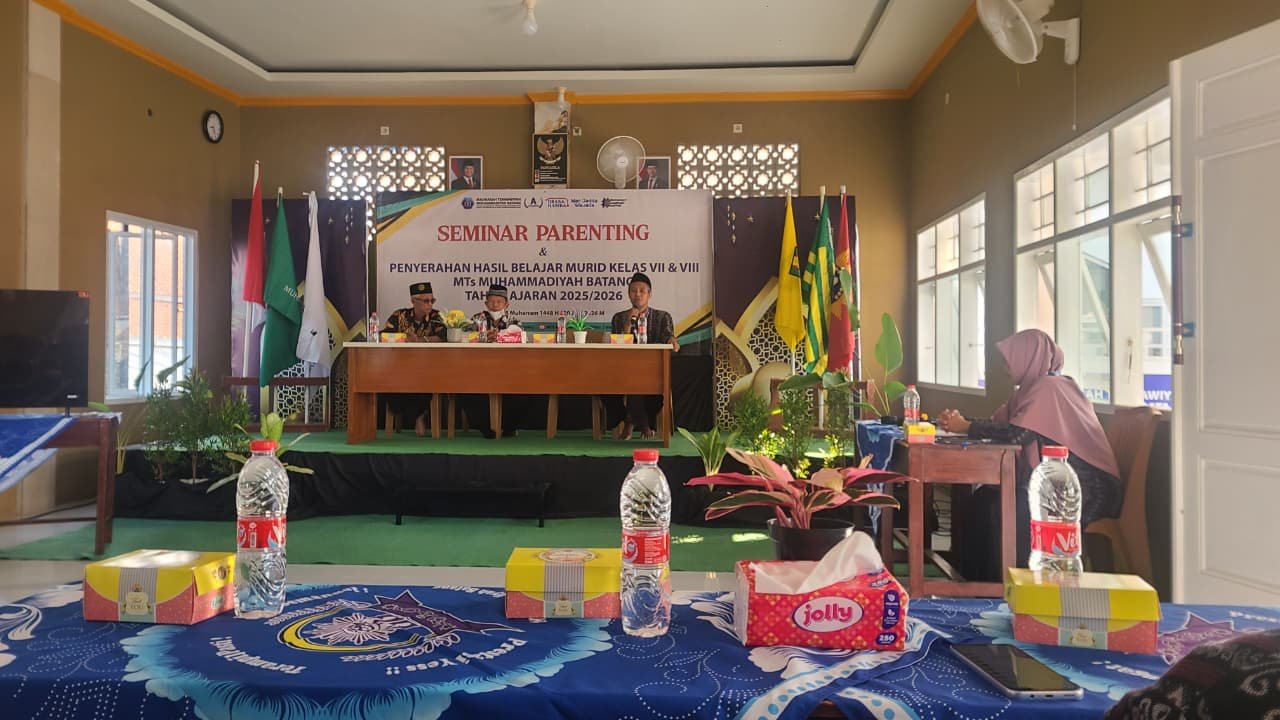 MTs Muhammadiyah Batang Gelar Seminar Parenting dan Pembagian Rapor, Tekankan Karakter Anak Lebih Utama dari Nilai Akademis