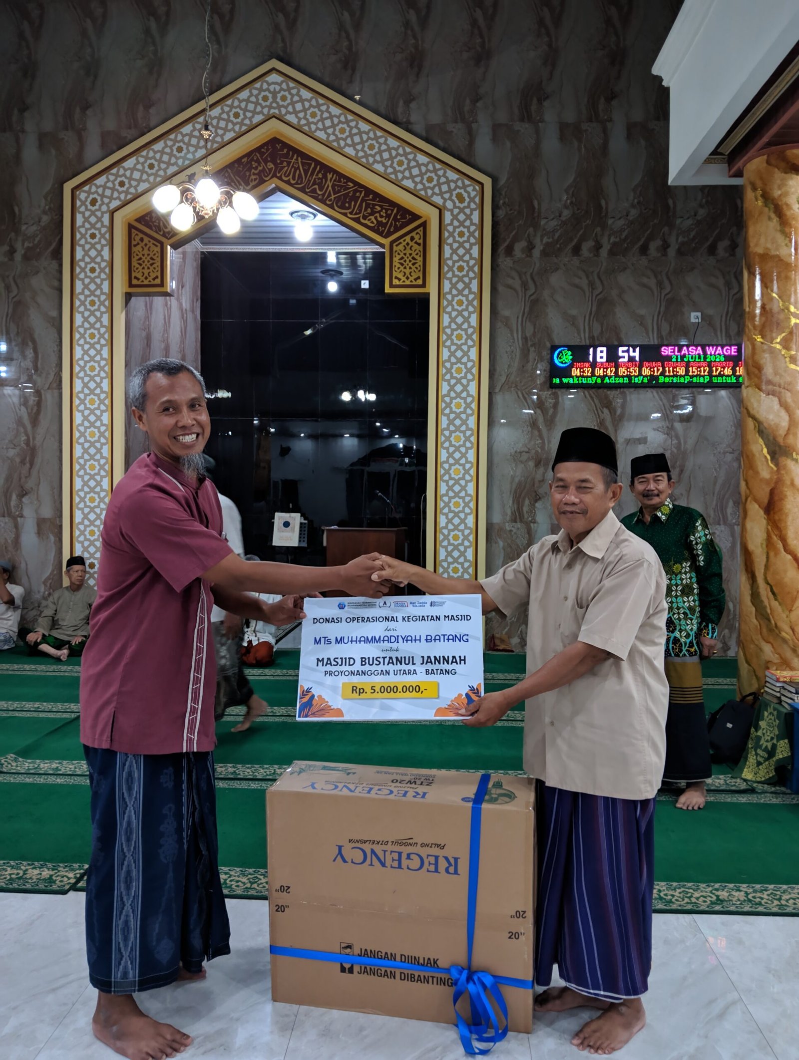 Wujud Kepedulian, MTs Muhammadiyah Batang Salurkan Donasi Operasional dan Kipas Angin untuk Masjid Bustanul Jannah
